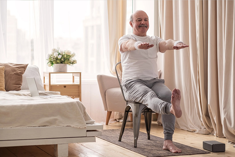 Stuhlpilates Senior auf Stuhl
