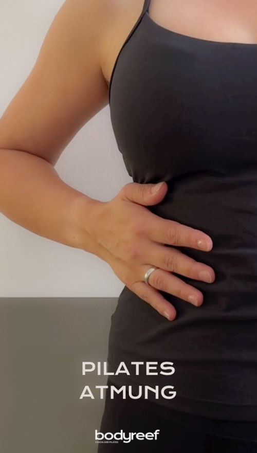 Hand an Rippen beim Atmen