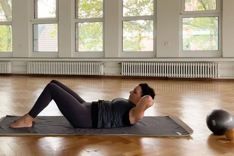 Anfänger Übung Pilates: Chest Lift