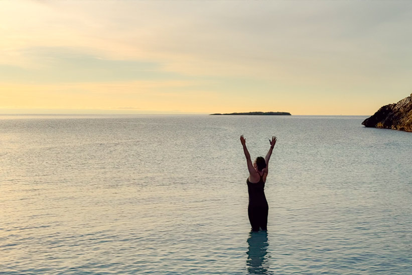 Frau Aufrecht im Meer. Bewegung und Psyche